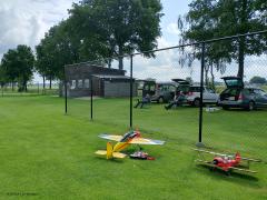 Steenuil  20220614  Ik heb meerdere hobby's. Twee die met vleugels gepaard gaan. Hier een modelvliegtuig van mij op het veld van onze modelvliegclub. Op het clubhuis is een steenuilenkast geplaatst. En ja, er woont een steenuiltje in. Dit ondanks de drukte daar en ook wel soms flink motorgeluid. Ik weet niet of het een broedgeval wordt maar leuk is het in ieder geval.